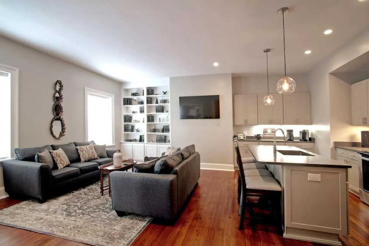 Newly Renovated 4 Bed 3 Bath And 2 Parking Spots Villa Savannah 0*,  United States