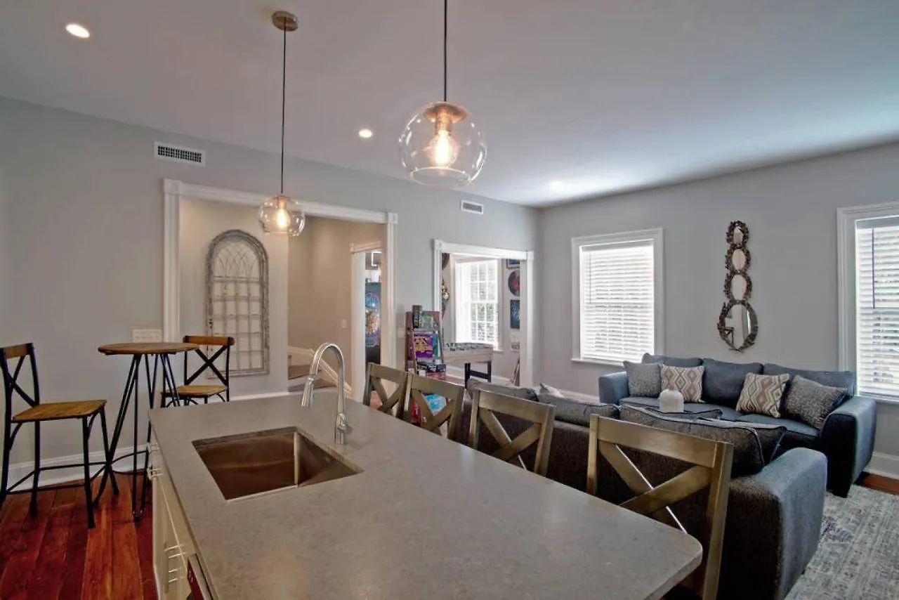 Newly Renovated 4 Bed 3 Bath And 2 Parking Spots Villa Savannah
