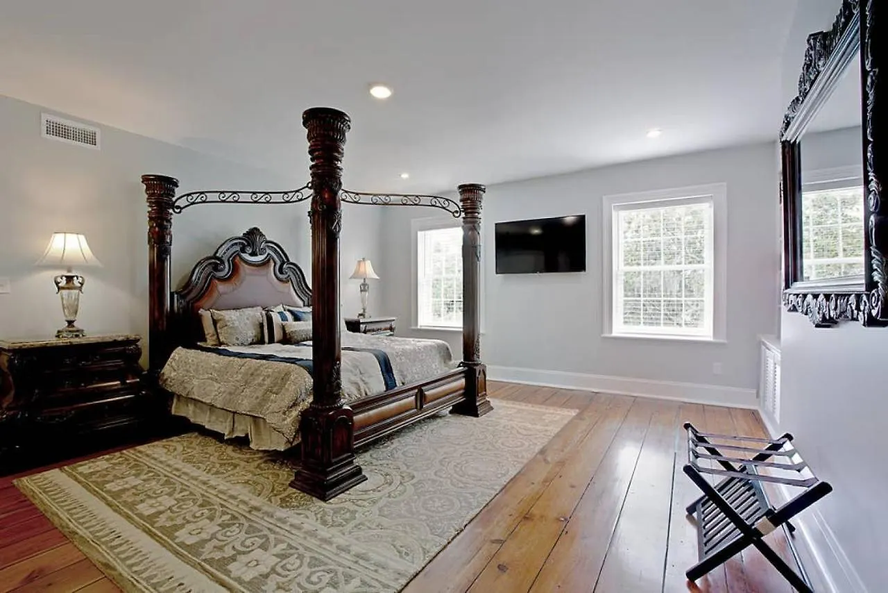 Holiday home Newly Renovated 4 Bed 3 Bath And 2 Parking Spots Villa Savannah United States