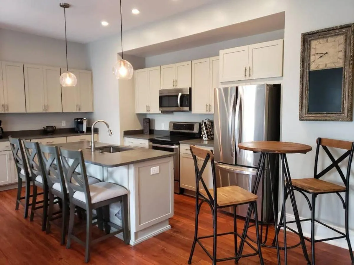 Newly Renovated 4 Bed 3 Bath And 2 Parking Spots Villa Savannah