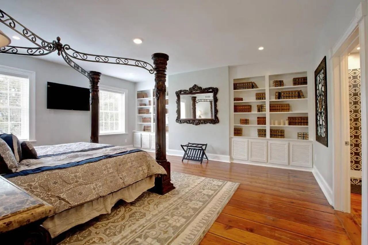 Newly Renovated 4 Bed 3 Bath And 2 Parking Spots Villa Savannah