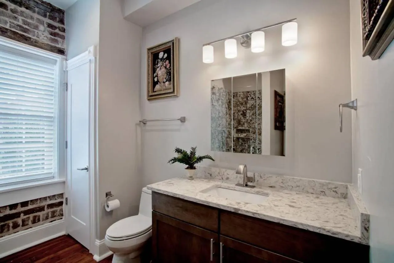 Newly Renovated 4 Bed 3 Bath And 2 Parking Spots Villa Savannah
