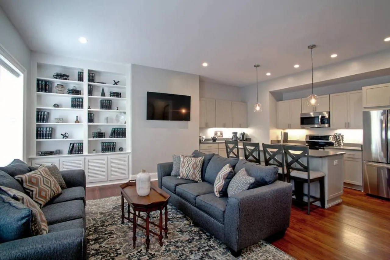 Newly Renovated 4 Bed 3 Bath And 2 Parking Spots Villa Savannah