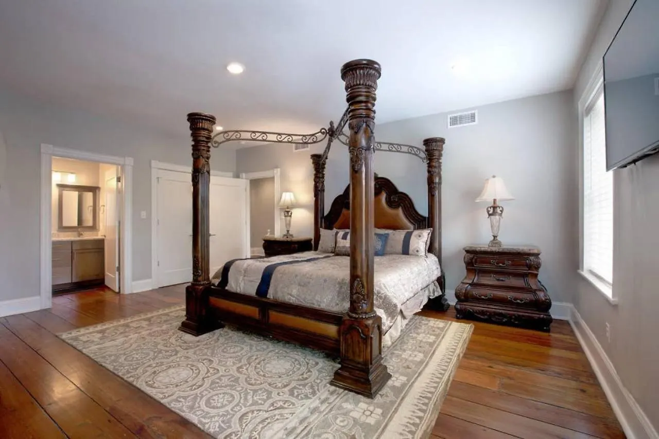 Newly Renovated 4 Bed 3 Bath And 2 Parking Spots Villa Savannah United States