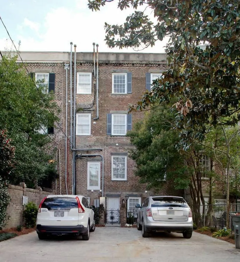 Newly Renovated 4 Bed 3 Bath And 2 Parking Spots Villa Savannah 0*,